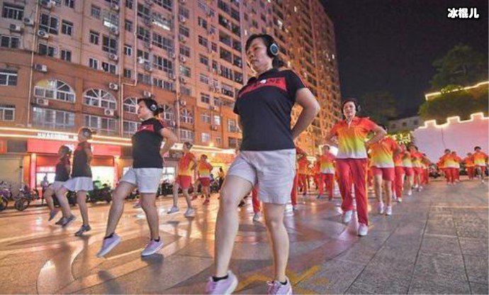 【WPT扑克】大妈戴耳机跳广场舞, 大妈静音式广场舞你怎么看