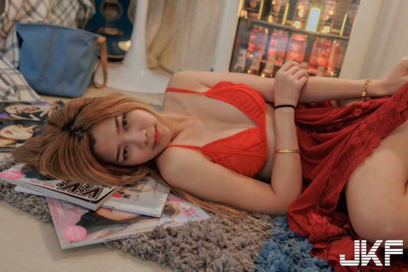 【WPT扑克】正妹髮型設計師「佩兒」下班大解放！「性感比基尼」露美乳翹臀誘惑