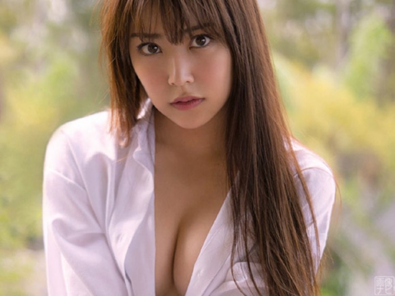 【WPT扑克】NMB48白間美瑠「透視男友風襯衫」中空大失守　超深「八字乳線」色氣程度破表