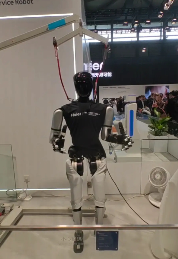 【WPT扑克】海尔智家人形机器人&ldquo;小星&rdquo;亮相AWE 现场表演打太极