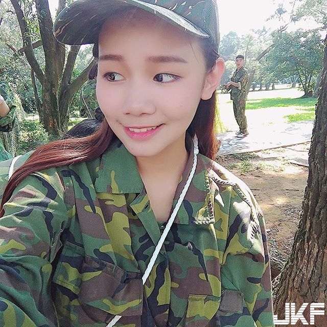 【WPT扑克】女兵超可愛！正妹穿上迷彩衣瞬間變得好療癒，讓人好想重回迷彩衣時期….