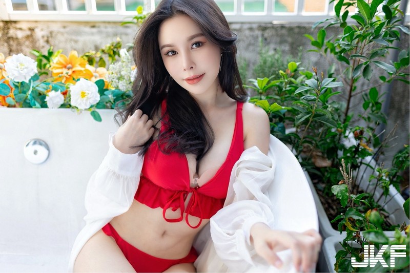 【WPT扑克】巨乳藝術家「烏乃U-Mai」火辣解放！露天浴缸秀「白嫩美體」！