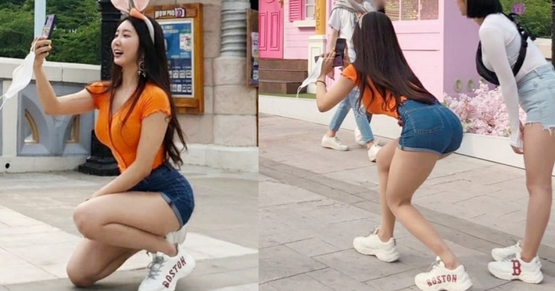 【WPT扑克】遊樂園捕捉到「長髮熱褲妹」拍照拍到忘我，「蜜桃臀＋蜜大腿」讓路人忍不住多看幾眼！