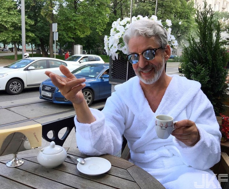 【WPT扑克】老頭用6000元打造成俄國富豪騙鄉民，每天都有妹子上門求包養