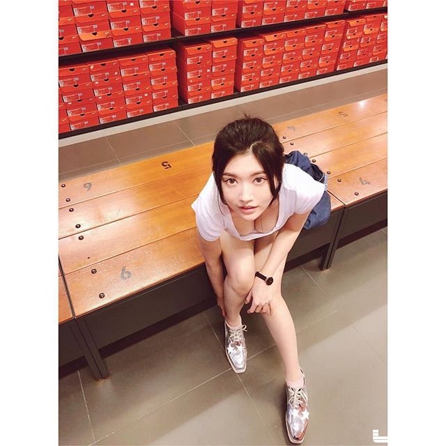 【WPT扑克】超狂視角！鞋店正妹試鞋「店員視角」福利驚人，形狀大小一覽無遺！完全大噴鼻血….