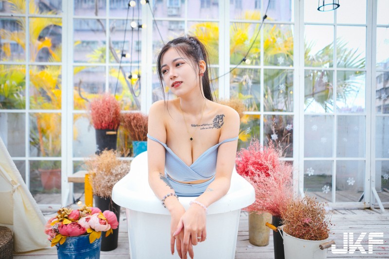 【WPT扑克】H罩杯正妹「圈圈」民宿渡假！低胸小洋裝秀「豐滿上圍」好火辣