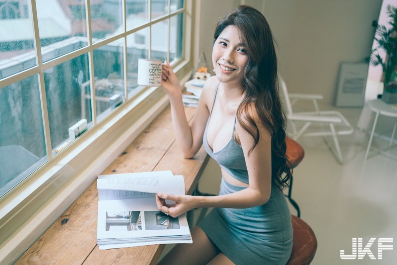 【WPT扑克】咖啡廳裡的美乳長腿女神「Joanna沐沐」，看書時的北半球讓人臉紅！