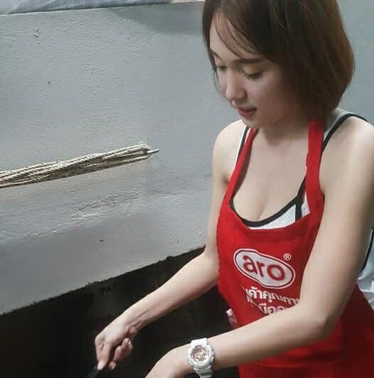 【WPT扑克】天菜！「小吃攤巨乳妹」穿著緊身小背心害客人覺得「好緊」，私下穿著更是大尺度！