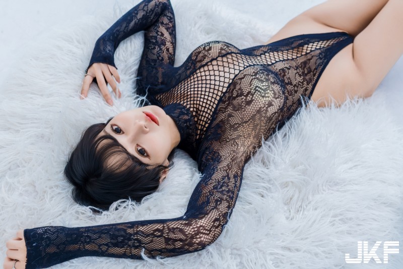 【WPT扑克】170cm高挑尤物「栗子」黑蕾絲連體裝誘惑！透膚高衩大曬逆天長腿蜜桃臀