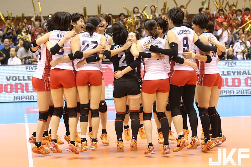 【WPT扑克】場上畫面好精彩！各種「邪惡視角」讓人盯得目不轉睛，閃光燈沒停過…