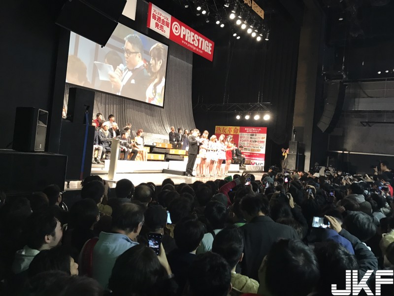 【WPT扑克】好狂！日本AV成人展「超猛影片」尺度超大！現場「情色遊戲」畫面太狂暴了..