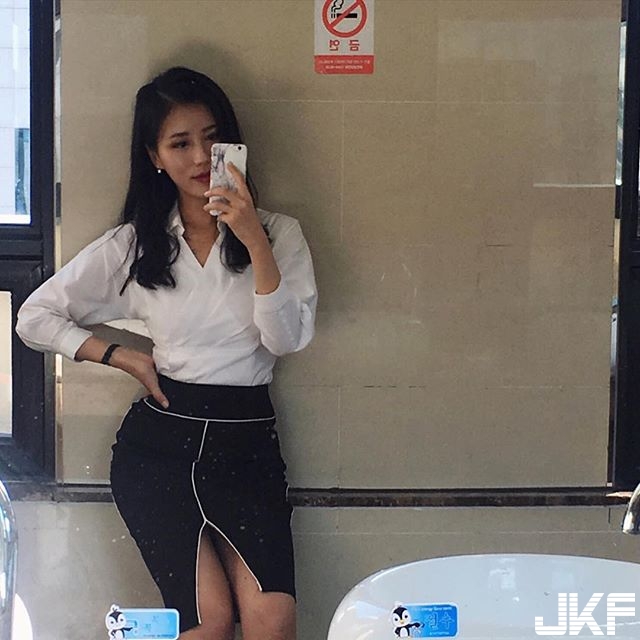 【WPT扑克】太緊繃！公司同事「合身ＯＬ裝」前凸後翹好身材，公司男同事每天都in起來了….