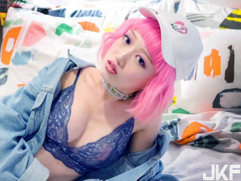 【WPT扑克】巨乳部落客「魚刺」全身散發粉色泡泡　大尺度「第一次經驗」超羞澀