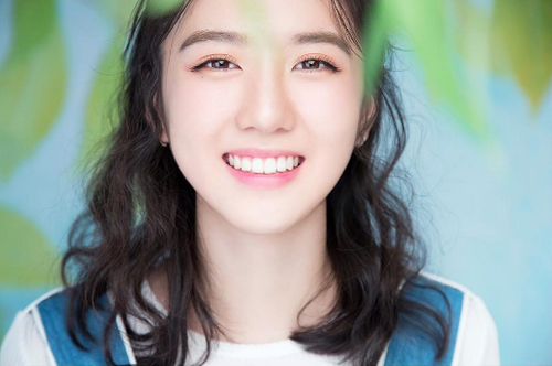 【WPT扑克】拍攝蘋果廣告走紅的16歲氣質美少女遭起底……網友驚呼：出道竟是靠「總裁乾爹」？！