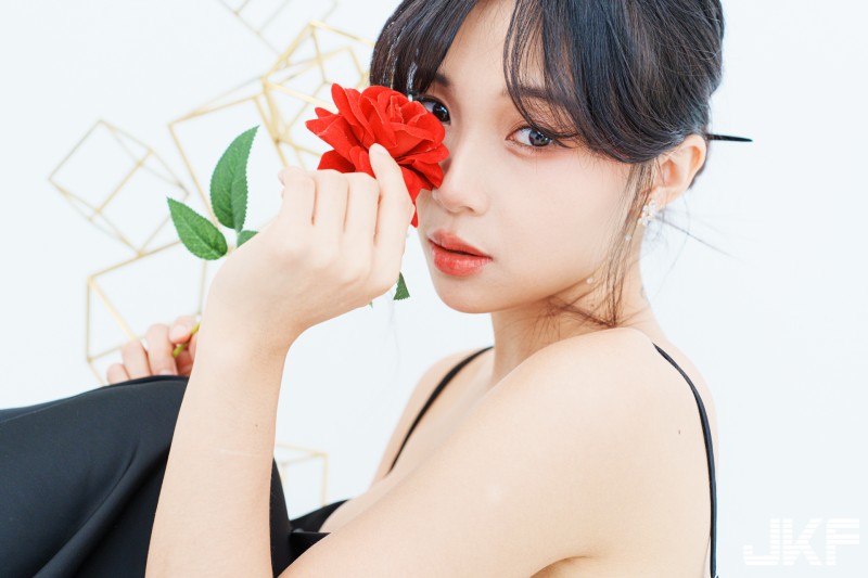 【WPT扑克】甜美正妹「安然」細肩帶低胸挑逗，「誘惑好曲線」超級顯眼！