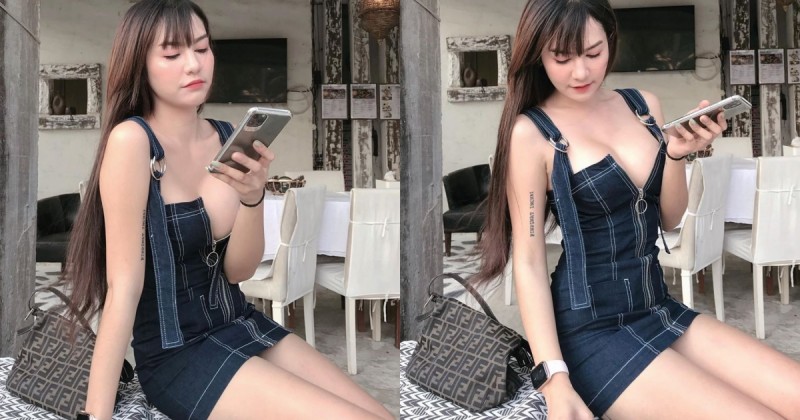 【WPT扑克】「長髮白肌妹」路邊低頭滑手機，衣領開開「奶掉半顆」出來，想幫她把奶奶扶好！