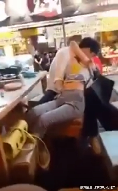 【WPT扑克】男女在路邊手伸進褲裡直接炒起海鮮炒飯　整個忘我境界好像有點不對勁…