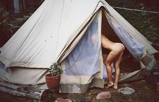 【WPT扑克】超狂！歐美辣妹「全裸」環遊世界！各種體位都難不倒她…