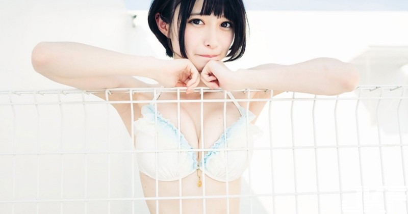 【WPT扑克】清純系少女也要「奶壓欄杆」！「雪白嫩肉」從縫隙中溢出，無辜表情威力太猛啦！