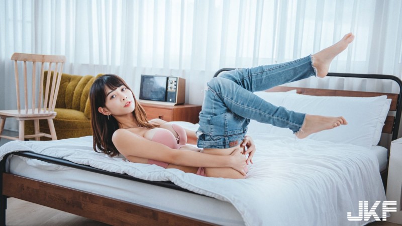 【WPT扑克】台大正妹「黃婷Sunny」性感居家挑逗，粉嫩內衣「雙峰太誘惑」！