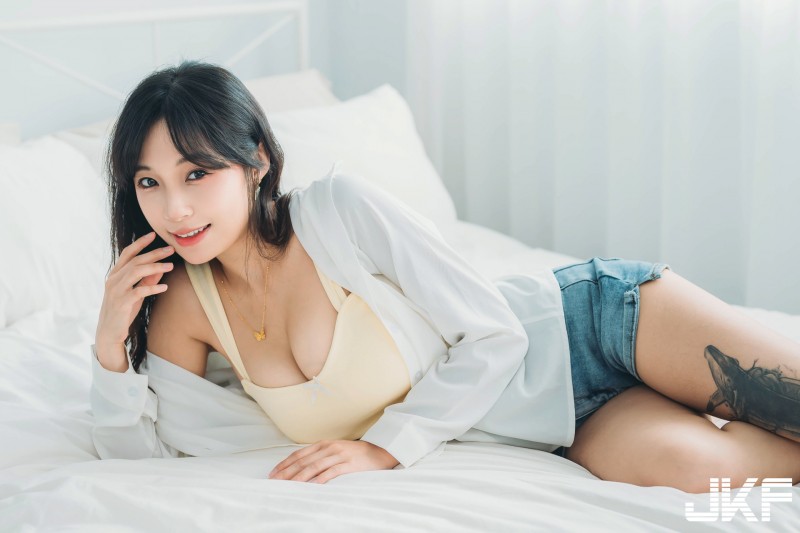 【WPT扑克】巨乳女友「安然」在家撒嬌求抱抱，低胸背心和熱褲露「窈窕曲線」！