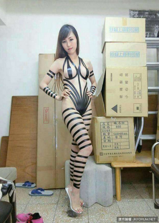 【WPT扑克】正妹犧牲色相全裸為「新裝」犧牲！創意無極限、時尚讓人搞不懂