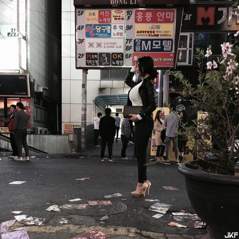 【WPT扑克】捕獲野生「側乳挺胸妹」要不是衣服材質好胸口早就炸了…