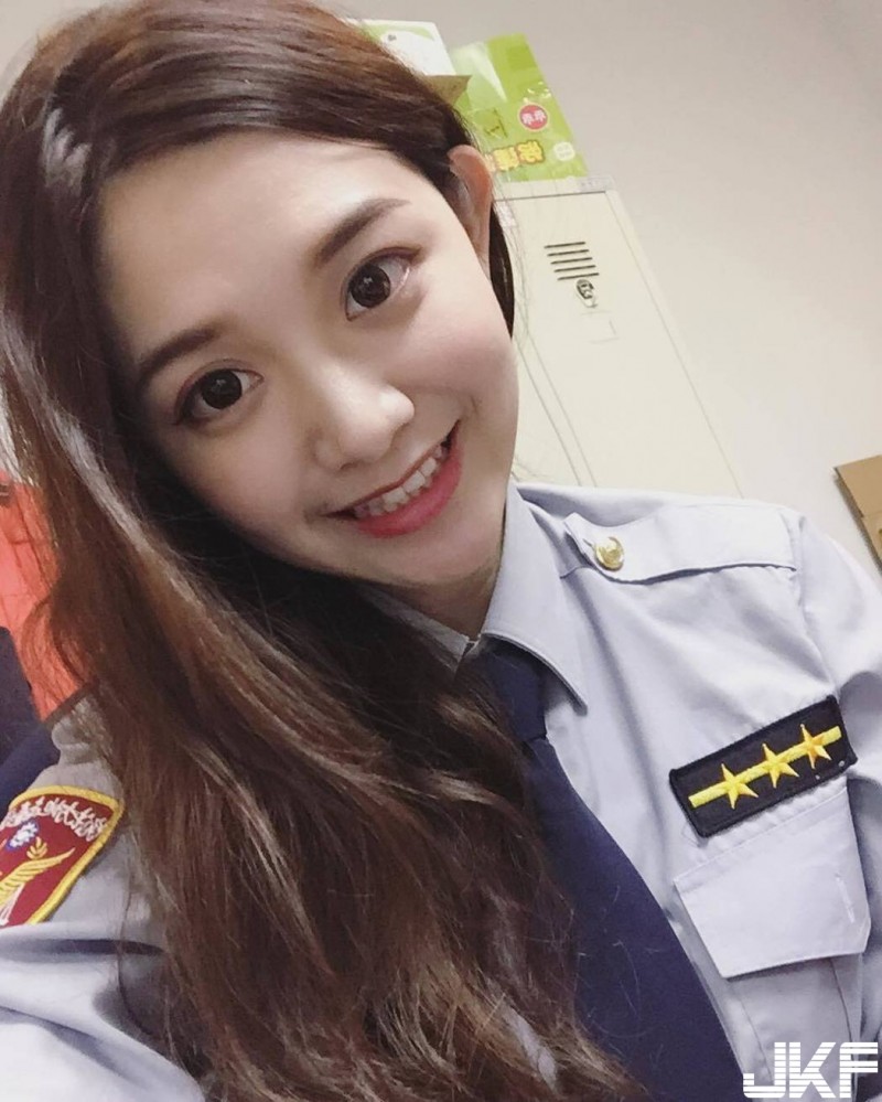 【WPT扑克】台南最正女警「桃桃」上胸大到把警察制服撐爆，超萌大眼還有深邃事業線：好想被盤查…