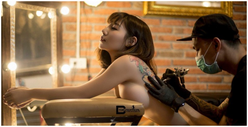 【WPT扑克】刺青怎麼都這麼銷魂！「爆乳正妹」上空壓奶，被刺青師弄得不要不要！