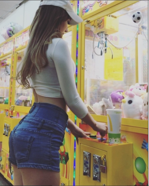 【WPT扑克】這我完全可以啊！翹臀美女夾娃娃機，火辣身材前凸後翹…拜託夾我好嘛！！