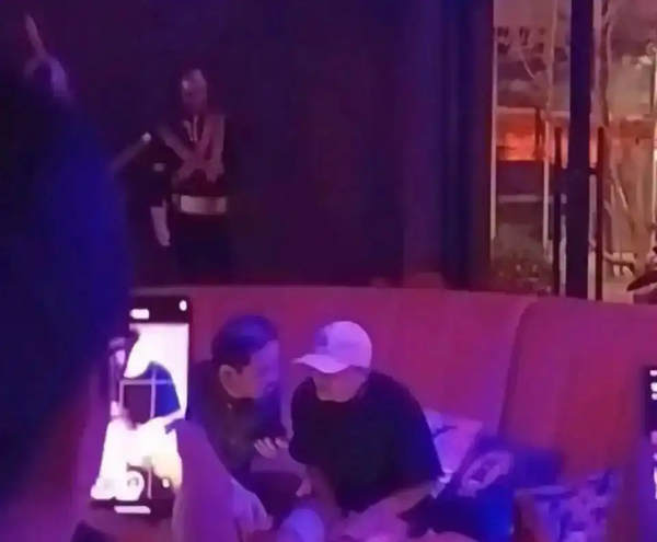 【WPT扑克】马云现身阿里巴巴园区酒吧 被认出后不忘戴上口罩