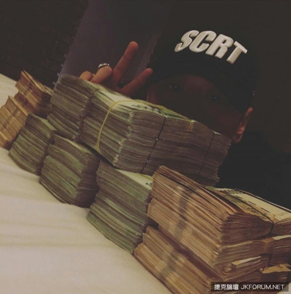 【WPT扑克】出動數鈔機才數的完！地表最狂全身BLINGBLING饒舌歌手：「拿錢自拍已經遜掉啦！」