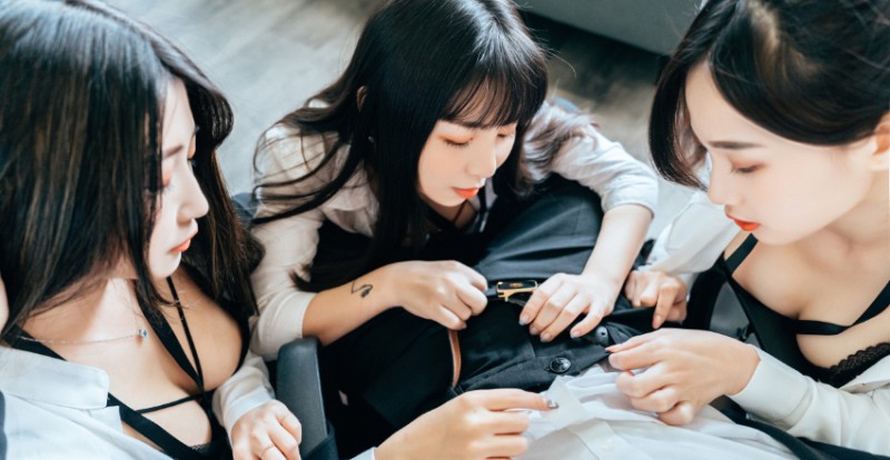 【WPT扑克】新來的同事被3位「飢渴OL」夾殺榨乾　之後她們不小心搭到癡漢列車…