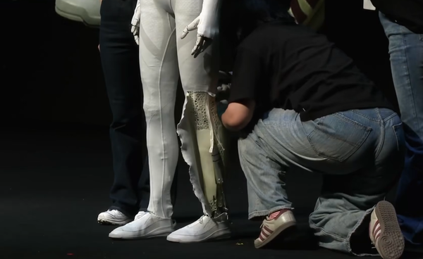 【WPT扑克】小鹏机器人是真是假？何小鹏现场直接剪开衣服自证