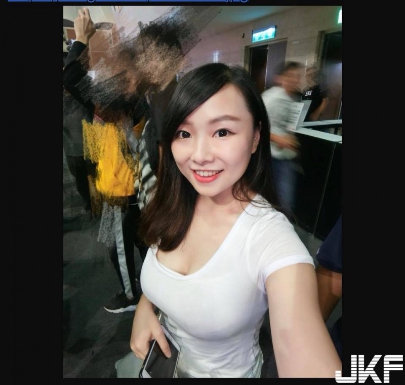 【WPT扑克】廣播電台女主播「好胸」！藏不住的隱乳呼之欲出，感覺滿到要彈出來了….