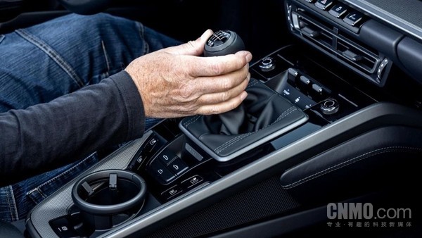 【WPT扑克】保时捷新专利公布：线控技术复刻手动挡H型换挡！