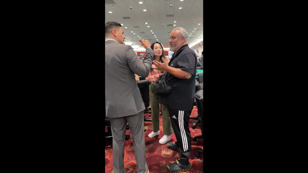 【WPT扑克】规则书遇上荒诞剧:他坐错位置,全下了别人的记分牌并输掉,然后整个扑克圈吵翻了