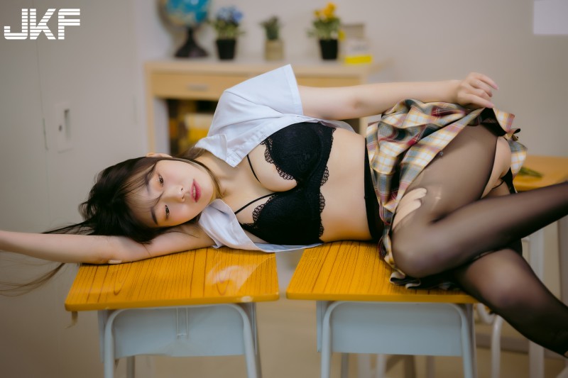 【WPT扑克】放課後的誘惑！巨乳女學生「以馨」課後大解放，短裙黑絲裡春光無限！