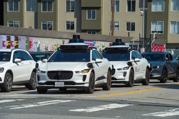 Waymo 【WPT扑克】曝Waymo与Zoox测试车致安全员受伤 急刹变向成主因